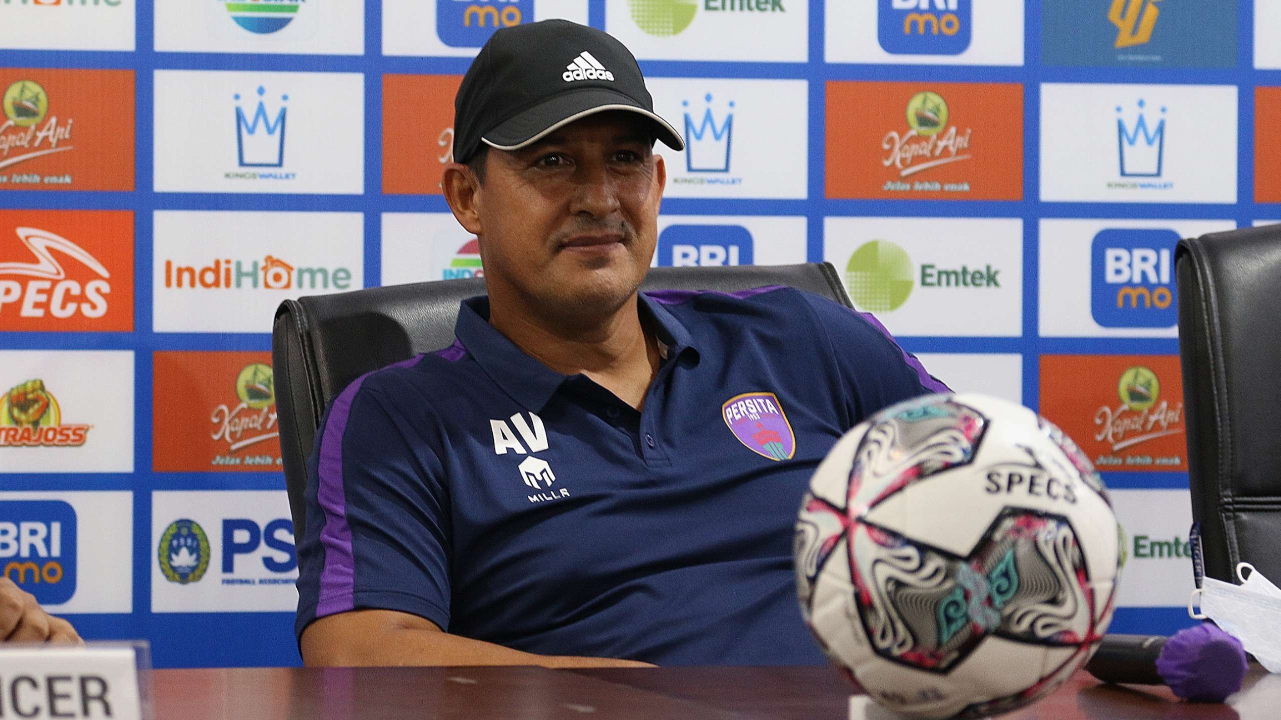 Pelatih Persita Tangerang, Angel Alvredo Vera dalam pre match press conference di Surabaya, Minggu 31 Juli 2022. (Foto: Fariz Yarbo/Ngopibareng.id)