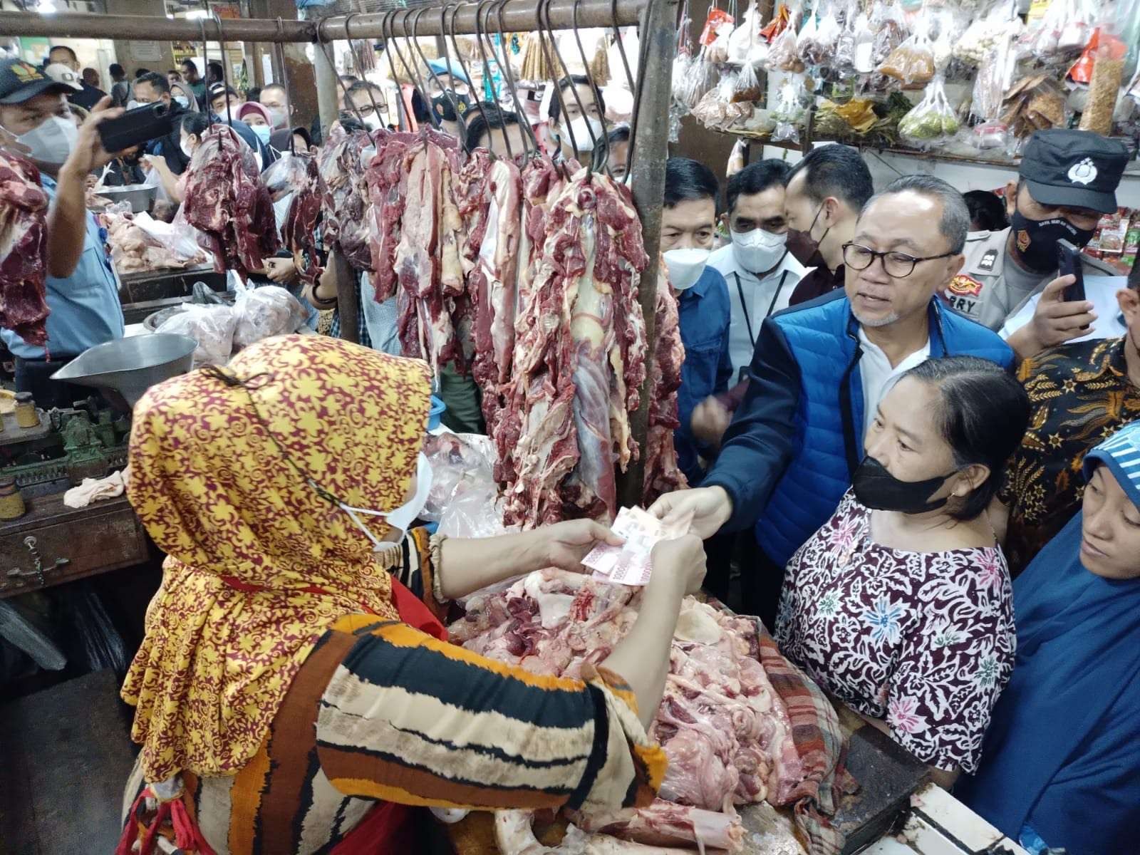 Mendag Zulkifli Hasan saat melakukan sidak di Pasar Wonokromo Surabaya. (Foto: Istimewa)