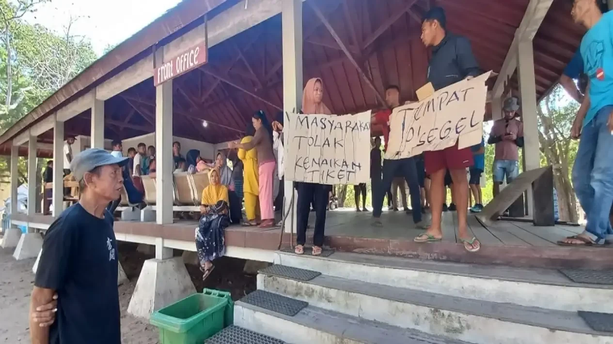 Sejumlah pelaku usaha memprotes kenaikan harga tiket masuk ke TN Komodo. (Foto: Ant)