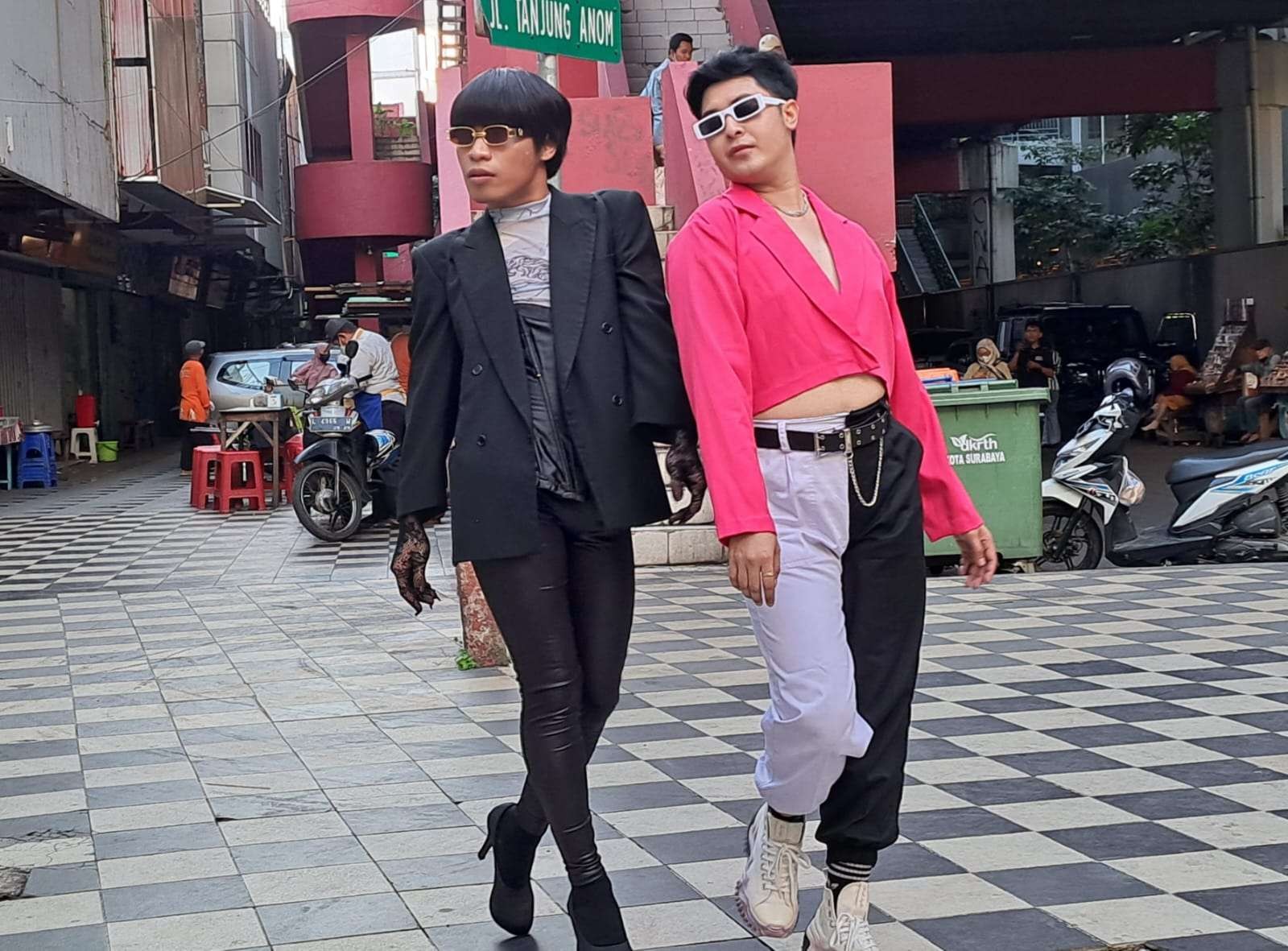 Bro Jabro (baju hitam) bersama temanya saat berpose di Jalan Tunjungan beberapa waktu lalu. (Foto: Pita Sari/Ngopibareng.id)