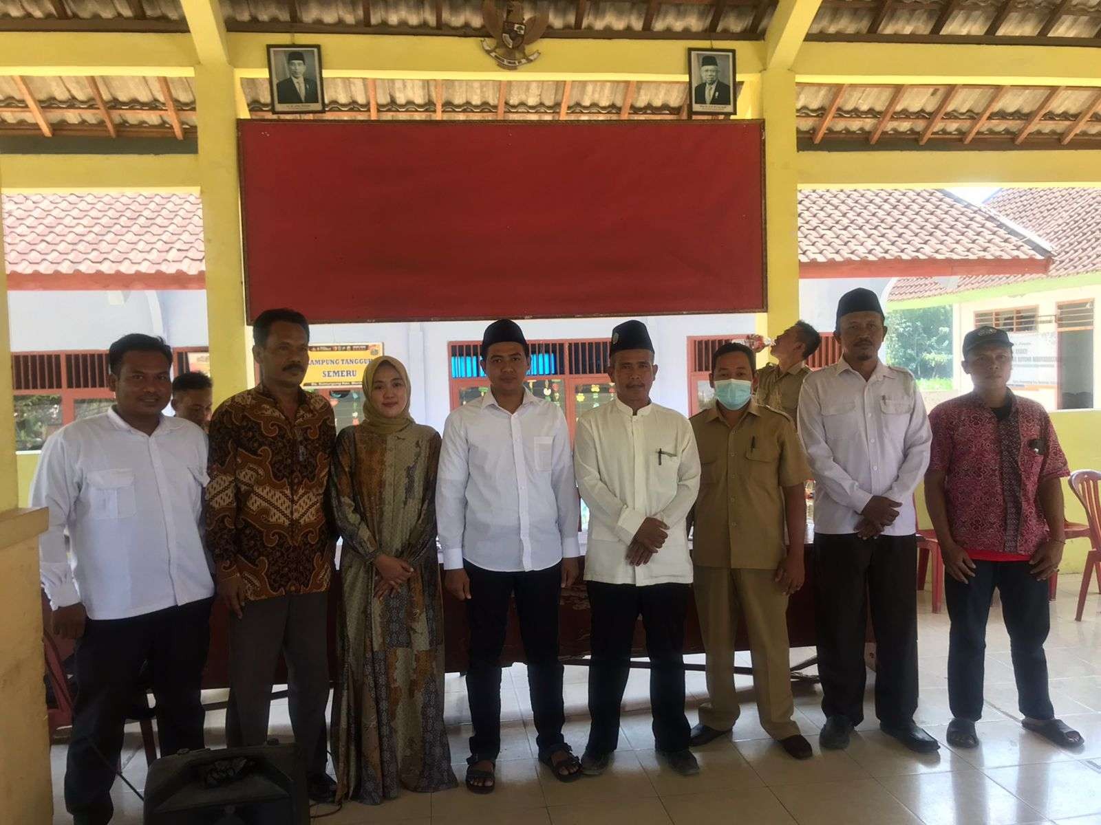 Salah satu bakal calon Kades Sumurgung, Kecamatan Montong, Tuban saat melakukan pendaftaran. (Foto: Istimewa)