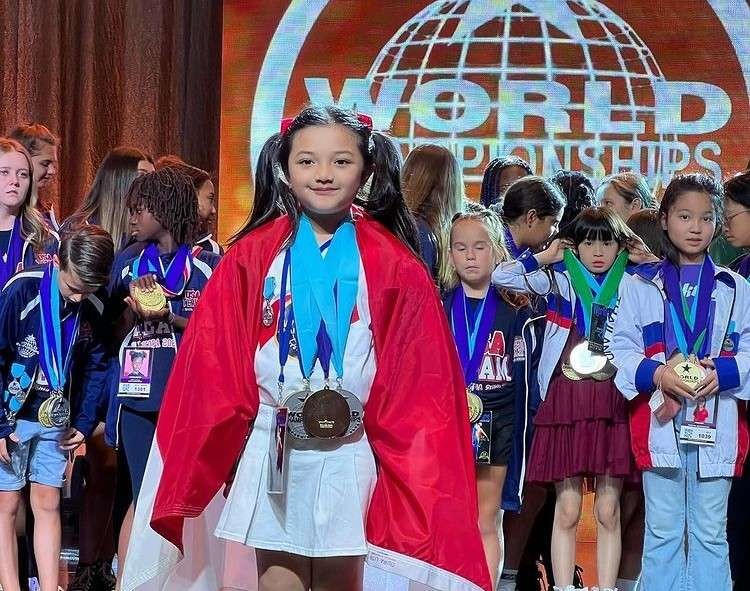 Arsy Hermansyah, putri sulung pasangan musisi Anang Hermansyah dan Ashanty, memborong 14 penghargaan. Ia mengikuti kontes menyanyi World Championships of Performing Arts (WCOPA) 2022 di Amerika Serikat. (Foto: Instagram @ashanty_ash)