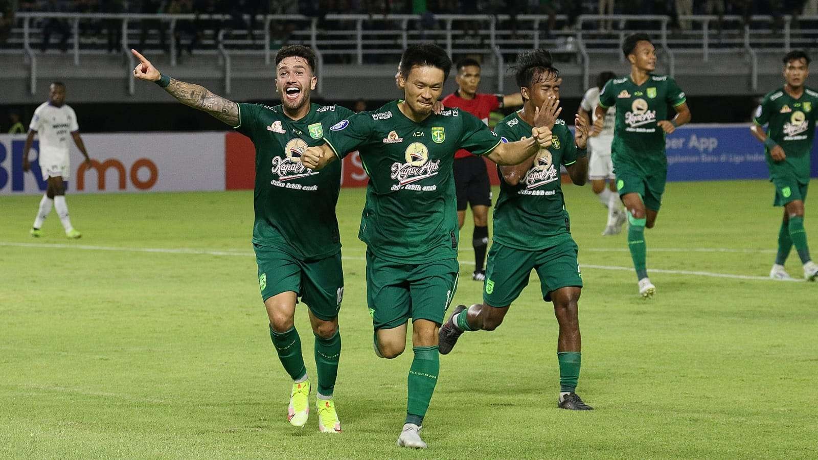 Pemain Persebaya, Sho Yamamoto (tengah) melakukan selebrasi usai menjebol gawang Persita Tangerang dalam lanjutan Liga 1 di Stadion Gelora Bung Tomo, Surabaya, Senin 1 Agustus 2022. (Foto: Fariz Yarbo/Ngopibareng.id)