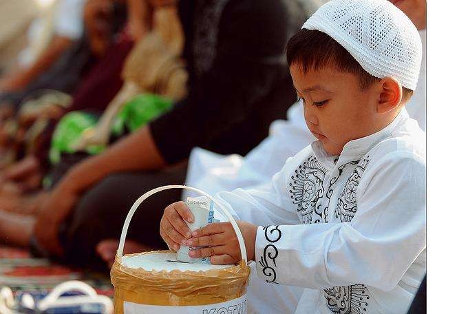 Bersedekah diajarkan kepada anak sejak dini, kepedulian sosial dan kesalehan sosial. (Foto: Istimewa)