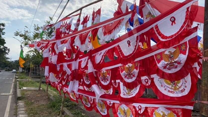 Lapak penjualan bendera di Jalan Ki Ageng Gribig, Kota Malang (Foto: Lalu Theo/ngopibareng.id)