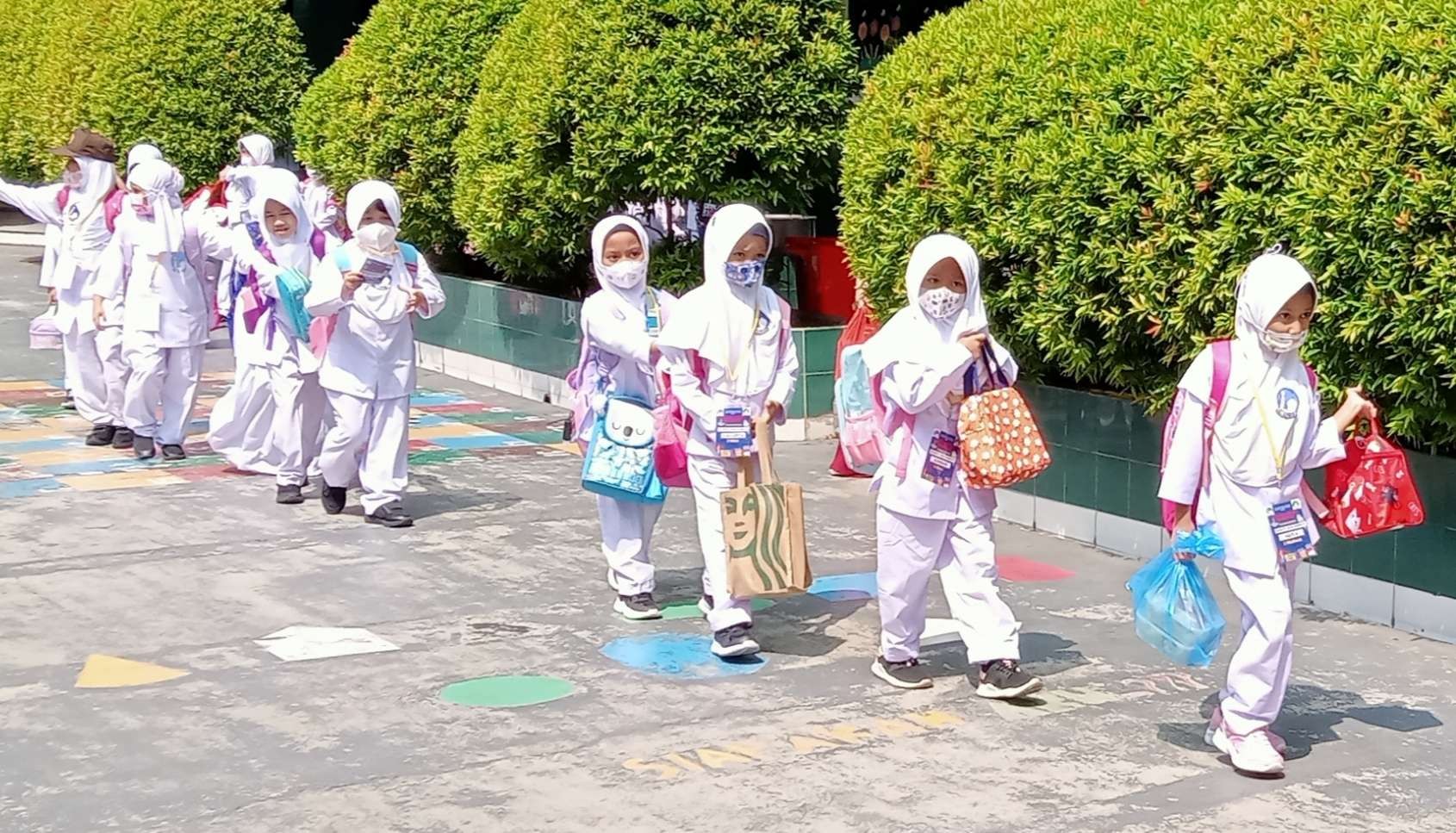 Belajar tatap muka sangat menyenangkan, anak didik berinteraksi langsung dengan guru, saling sapa dan belajar bersama dengan teman sekolah (Foto: Asmanu Sudarso/Ngopibareng.id)