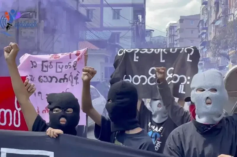 Sejumlah warga menggelar aksi protes pasca eksekusi mati aktivis pro demokrasi di Kota Yangon, Myanmar. (Foto: Reuters)