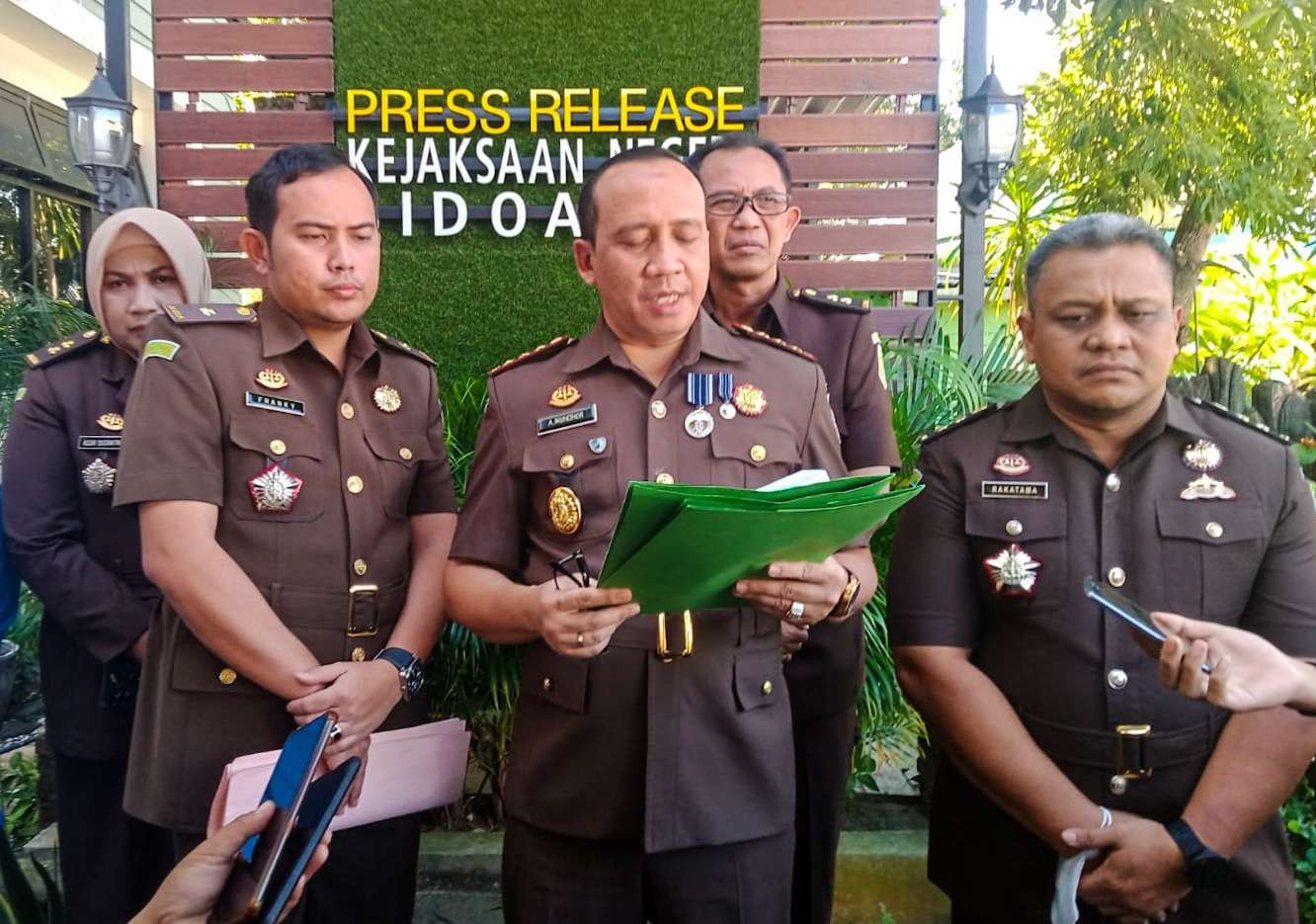 Kepala Kejaksaan Negeri Sidoarjo saat diwawancarai awak media. (foto : Aini/Ngopibareng.id)