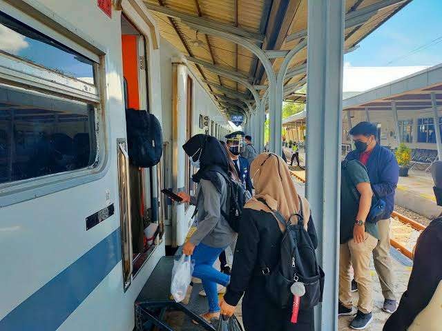 Beberapa penumpang saat naik ke Kereta Api di Stasiun Jember (Foto: Istimewa)