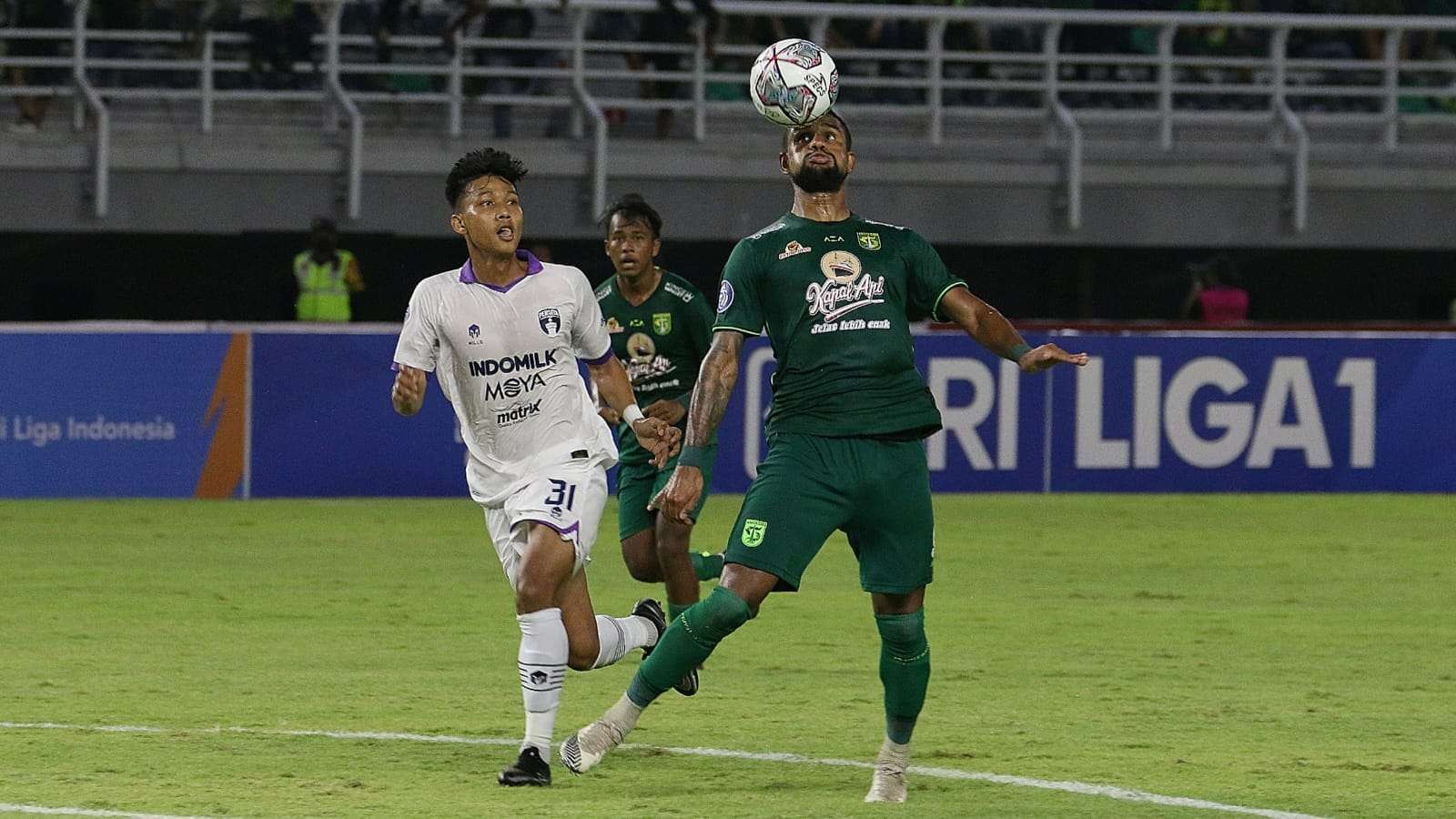 Pemain Persebaya, Silvio Junior saat mengontrol bola dalam laga lanjutan Liga 1 melawan Persita Tangerang di Stadion Gelora Bung Tomo, Surabaya, Senin 1 Agustus 2022. (Foto: Fariz Yarbo/Ngopibareng.id)