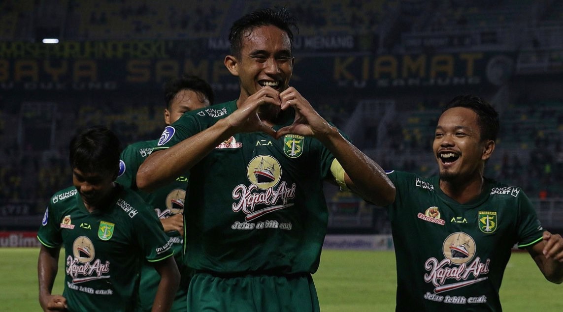 Pemain Persebaya, Rizky Ridho melakukan selebrasi usai menjebol gawang Persita Tangerang dalam lanjutan Liga 1 di Stadion Gelora Bung Tomo, Surabaya, Senin 1 Agustus 2022. Aji Santoso perbaiki penyelesaian akhir. (Foto: Fariz Yarbo/Ngopibareng.id)