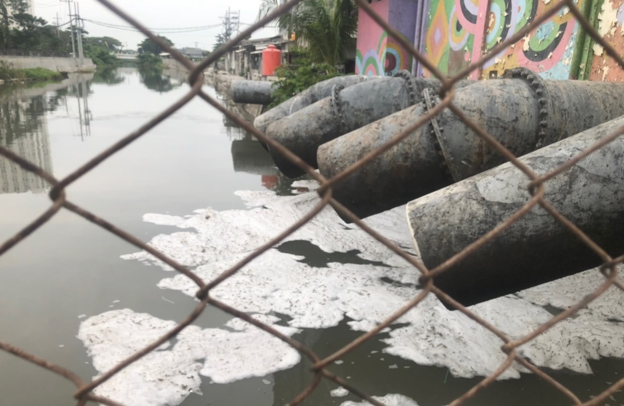 Busa yang tersisa di sungai Jalan Kalisari Damen (Foto: Andhi Dwi/Ngopibareng.id)