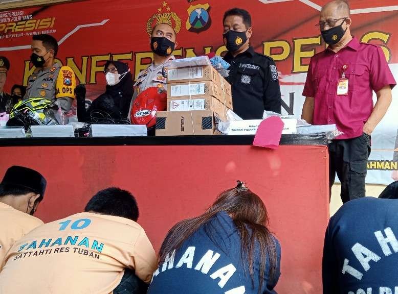 Polres Tuban saat melakukan konferensi pers pengungkapan kasus kejahatan (Foto: Khoirul Huda/Ngopibareng.id)