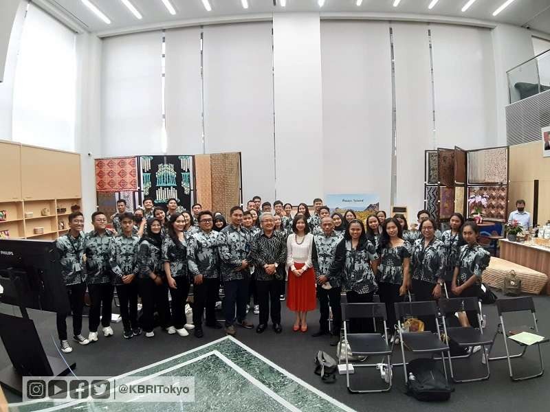 Duta Besar Republik Indonesia (Dubes RI) untuk Jepang dan Federasi Mikronesia Heri Akhmadi pose bersama Voca Erudita dari Universitas Sebelas Maret, juara paduan suara dunia di Tokyo. (Foto: Dokumentasi KBRI Tokyo)