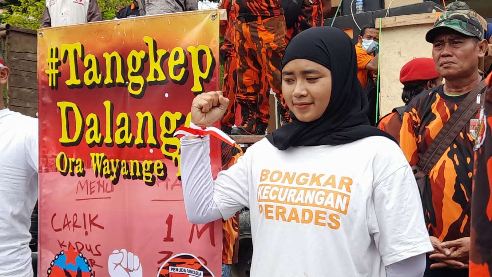 Massa lakukan aksi demo di depan setda Blora