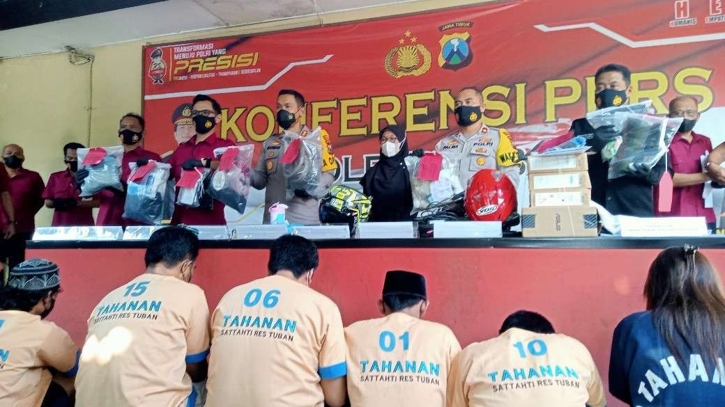 Polres Tuban menggelar konferensi pers pengungkapan kasus kejahatan modus korban laka. (Foto: Khoirul Huda/Ngopibareng.id)