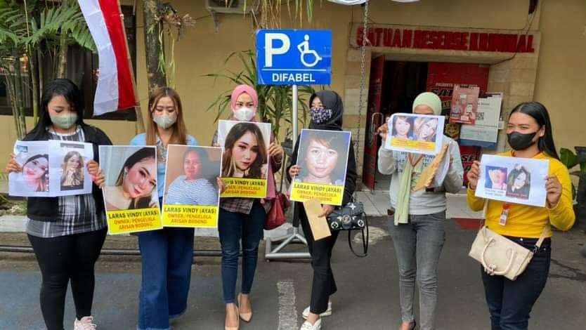 Para biduan yang menjadi korban arisan bodong di Kota Malang (Foto: Lalu Theo/ngopibareng.id)