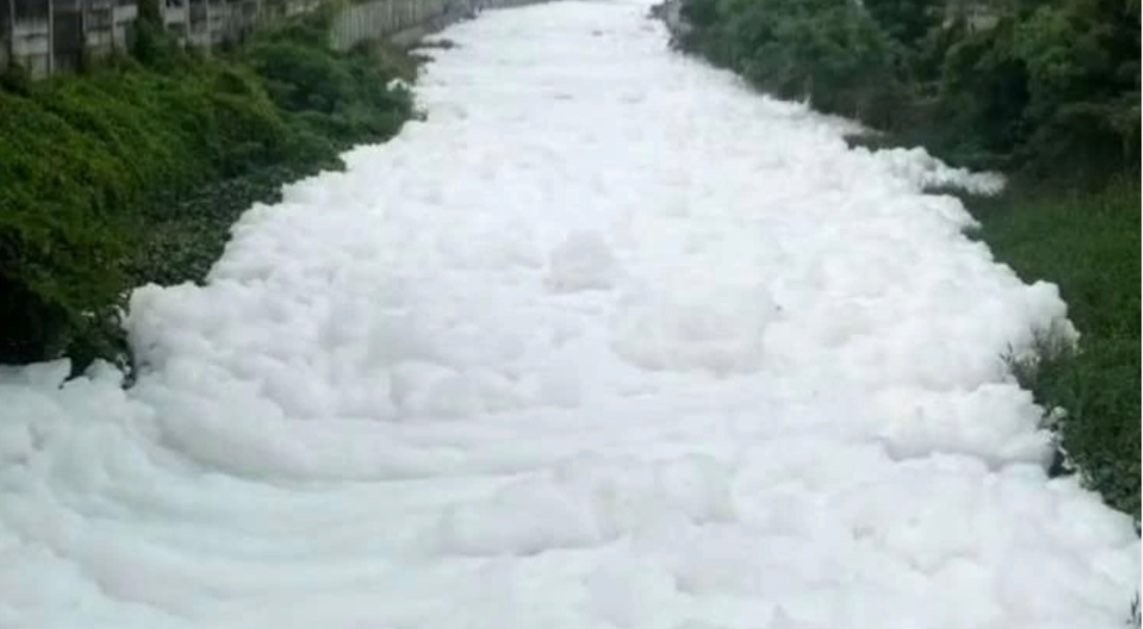 Busa menutupi permukaan sungai di daerah Pakuwon City Mall. (Foto: Istimewa)