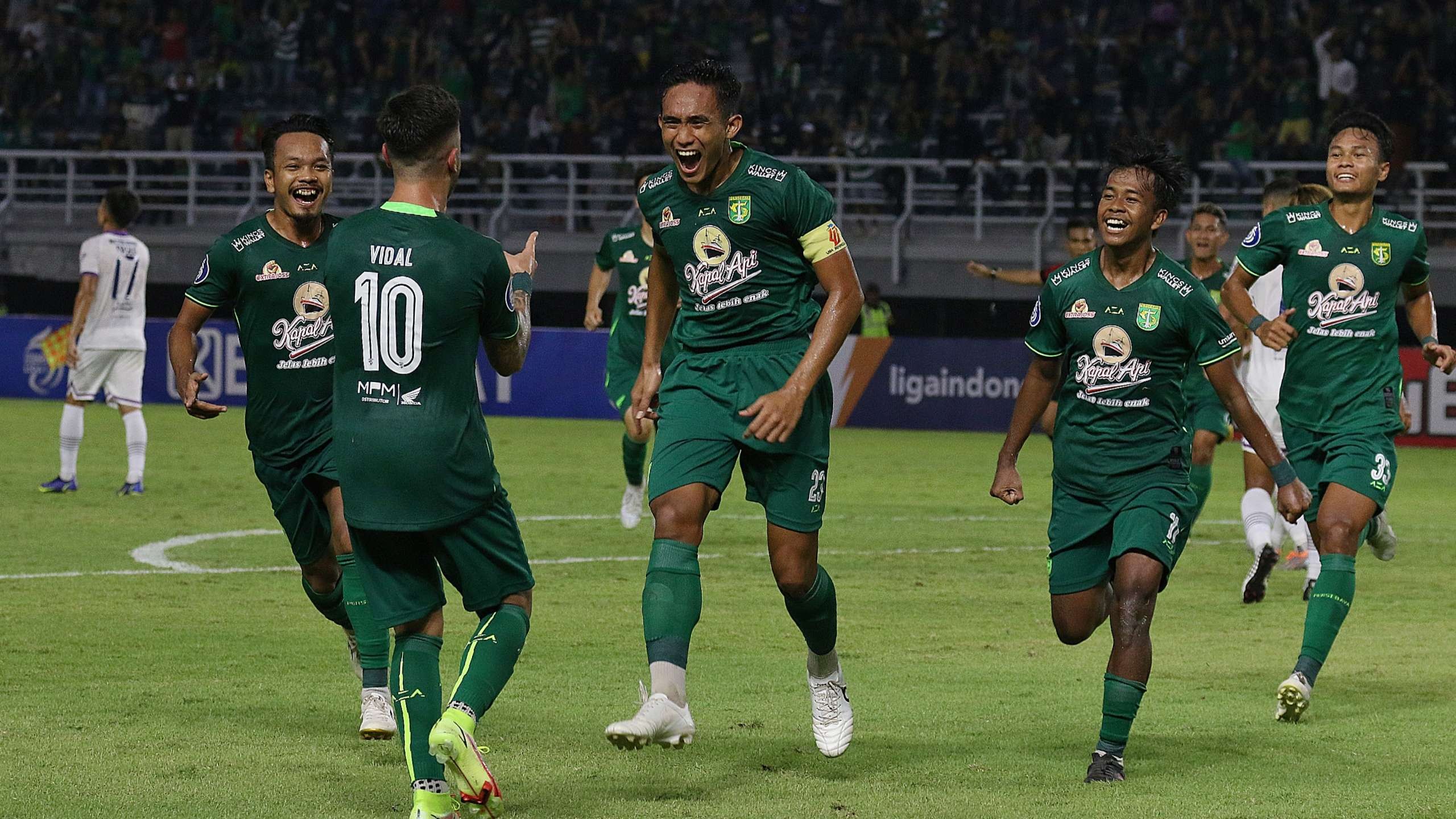 Pemain Persebaya, Rizky Ridho bersama rekan satu timnya melakukan selebrasi usai menjebol gawang Persita di Stadion Gelora Bung Tomo, Surabaya, Senin, 1 Agustus 2022. (Foto: Fariz Yarbo/Ngopibareng.id)