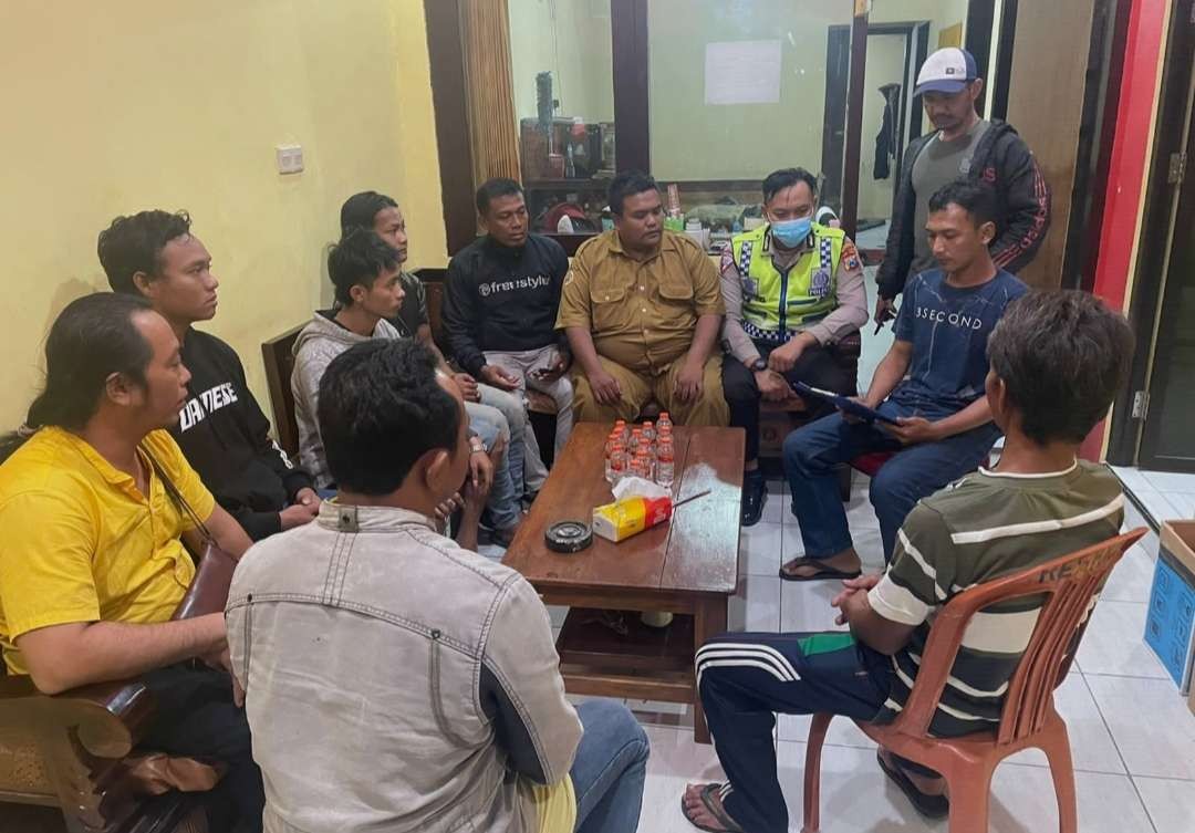 Mediasi pelaku pengeroyokan dan korban di Polsek Mojosari.(Foto Dokumentasi Polisi)