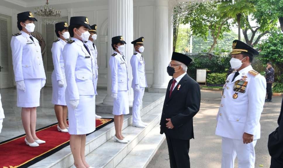 Wakil Presiden menyapa wisudawan lulusan IPDN angkatan ke-29 setelah pengukuhan di Istana Wapres, Jl Medan Merdeka Selatan, Jakarta Pusat. (Foto: Setwapres)