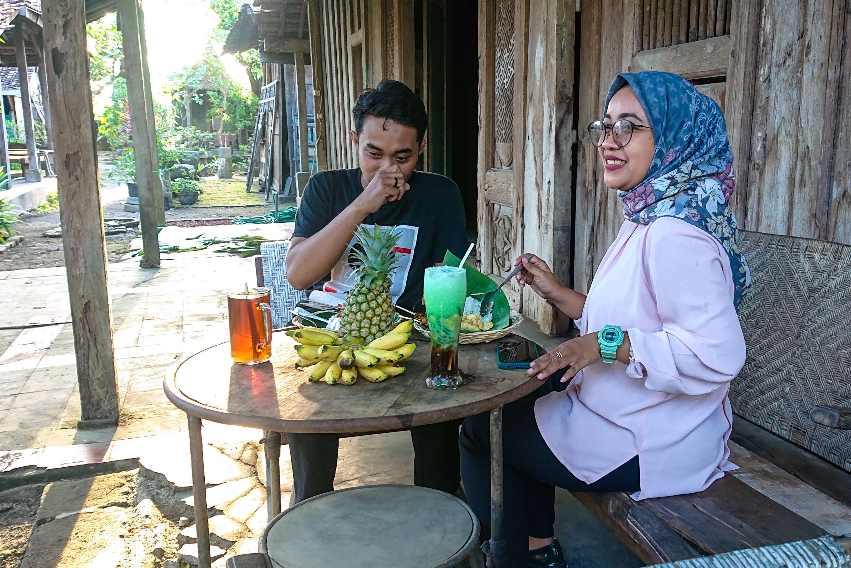 Pengunjung sedang menikmati hidangan di kedai rumah seni Pecantingan (foto : Aini/Ngopibareng.id)