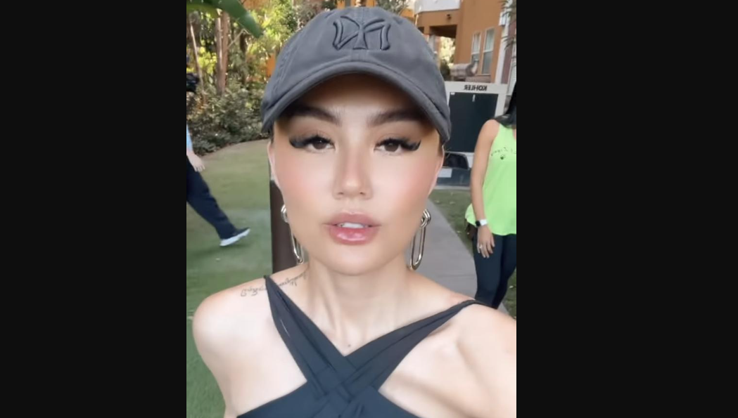 Tato baru Agnez Mo berupa aksara Jawa atau tulisan Thailand di bagian leher hingga menjalar ke bahu. (Foto: Instagram @agnezmo)