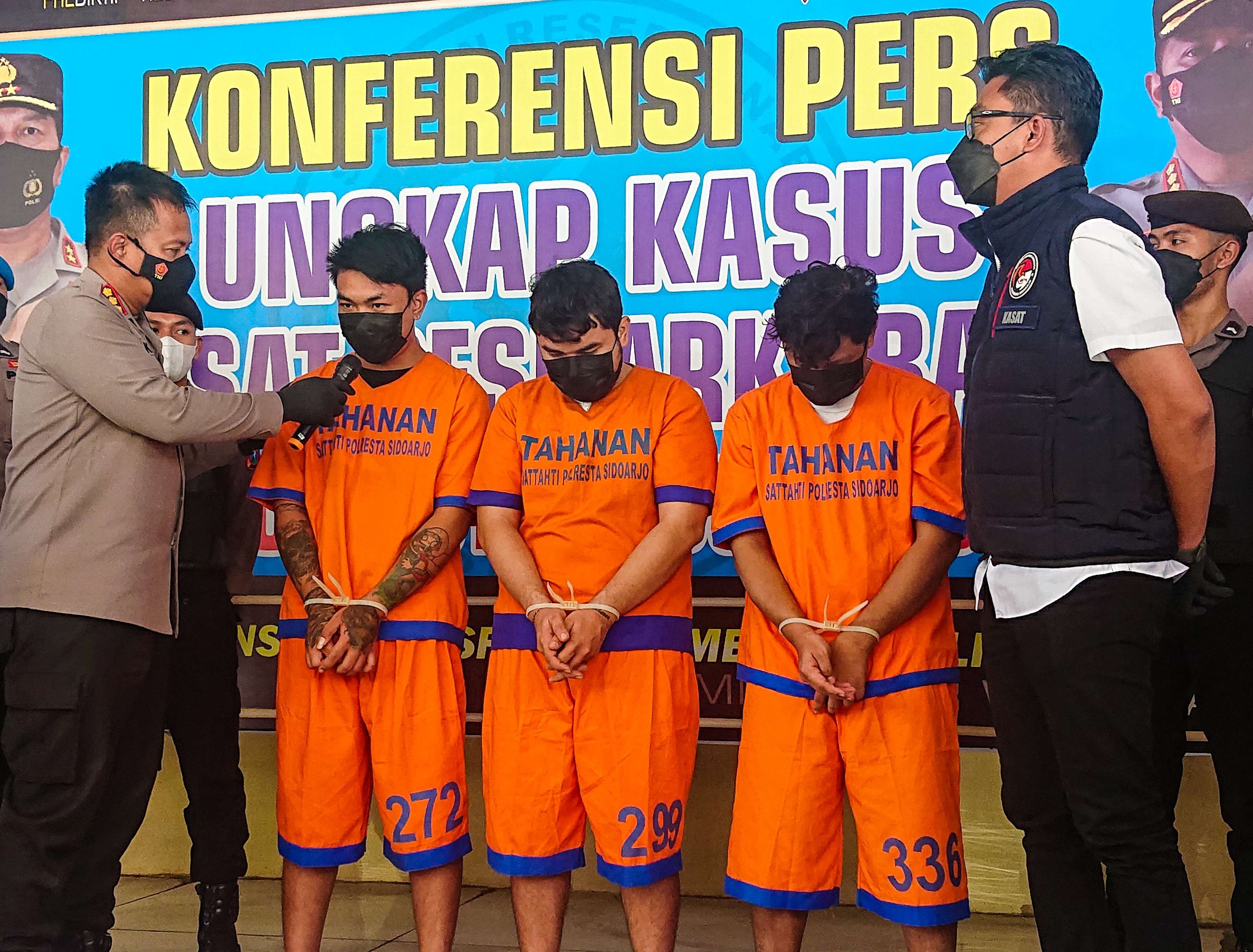 Tiga tersangka pengedar sabu saat diinterogasi polisi (Foto: Aini/Ngopibareng.id)