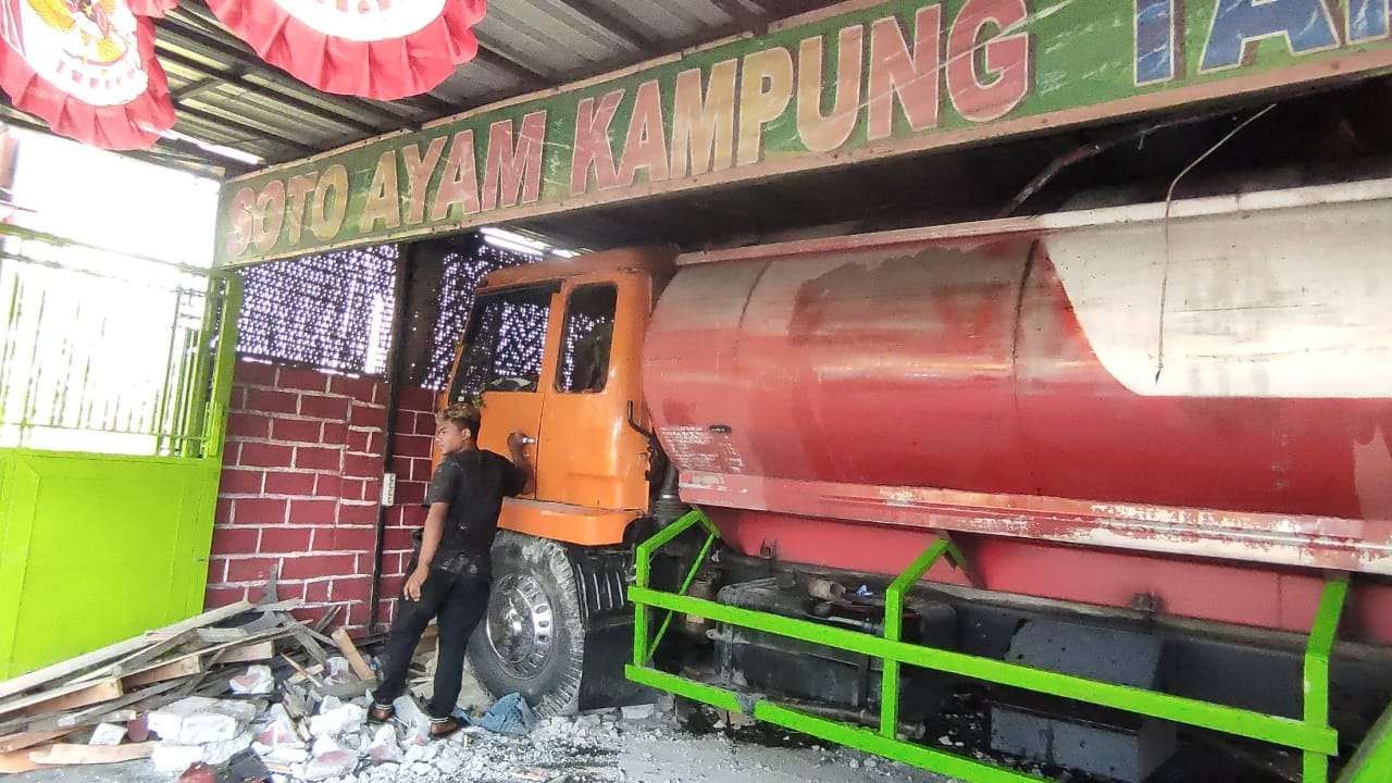 Truk muatan minyak seruduk rumah dan warung. (Foto: Istimewa)