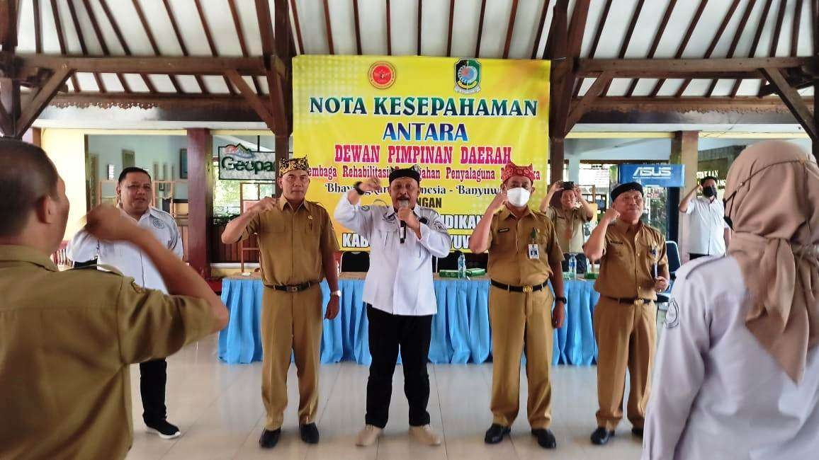 Penandatanganan nota kesepahaman antara Dinas Pendidikan Banyuwangi dengan LRPPN Banyuwangi. (Foto: Muh Hujaini/Ngopibareng.id)