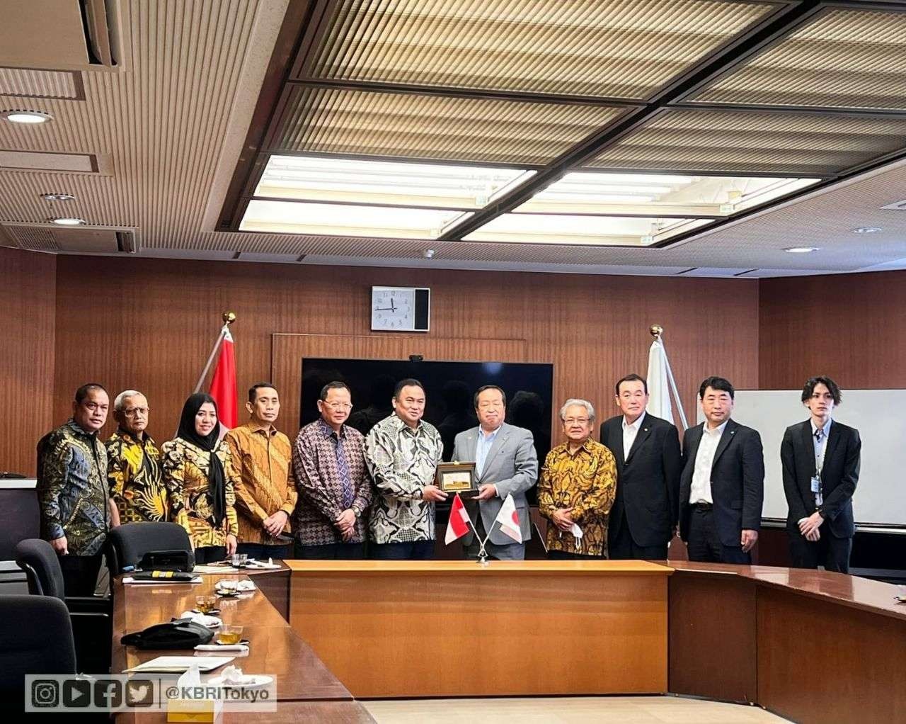 Dubes RI untuk Jepang Heri Akhmadi dan Wakil Ketua DPR RI Rachmat Gobel melakukan kunjungan kerja ke kota Hokota, Prefektur Ibaraki, Jepang. (Foto: ist)