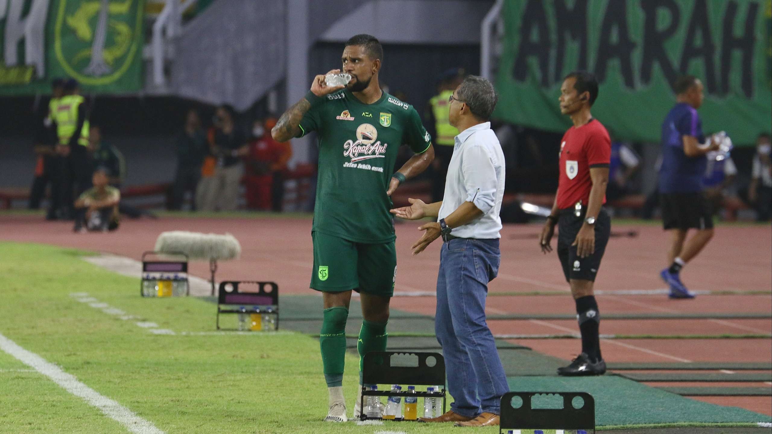 Striker Persebaya, Silvio Junior, mendapat instruksi khusus dari Pelatih Aji Santoso saat laga melawan Persita di Stadion Gelora Bung Tomo, Surabaya, Senin 1 Agustus 2022. (Foto: Fariz Yarbo/Ngopibareng.id)