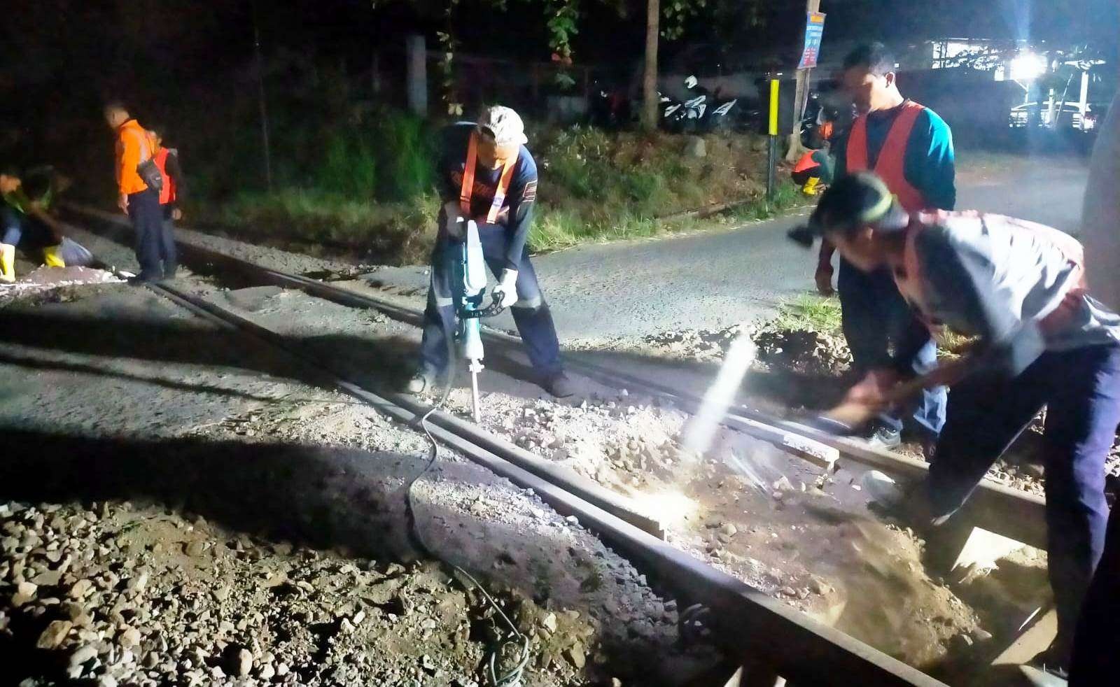 Proses pembongkaran aspal di JPL 20 Banyuwangi (Foto: Istimewa)