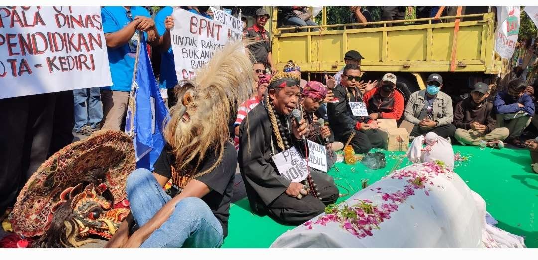 Aliansi LSM Kediri Bersatu berunjuk rasa dengan menggelar tari barongan. Demo tersebut menuntut Walikota Kediri mencopot Kepala Disdik Siswanto terkait kasus oknum guru cabul. (Foto: Fendhy Plesmana/Ngopibareng.id)