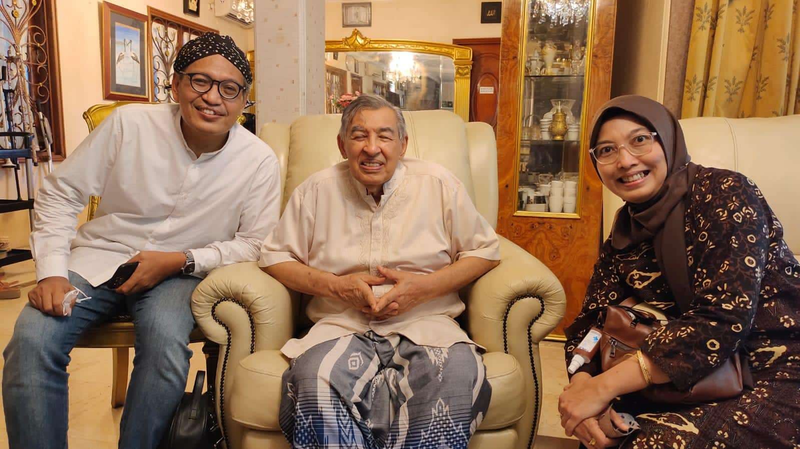 Ulil Abshar Abdalla bersama pakar Tafsir Al-Quran, Prof M Quraish Shihab, didampingi Ienas Tsuroiya, istri Ulil. (Foto: Istimewa)