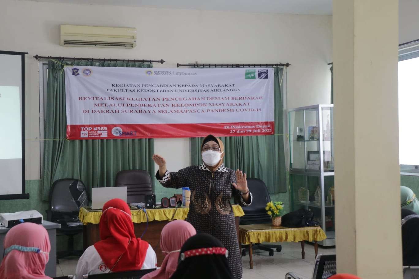 Dosen Fakultas Kedokteran Universitas Airlangga, Dr Sulistiawati saat melakukan penyuluhan kader jentik di Dupak. (Foto: Istimewa)