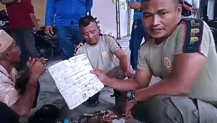 Satpol PP Probolinggo menunjukkan catatan warga yang meminjam uang pada Mulyadi (Foto: ist)