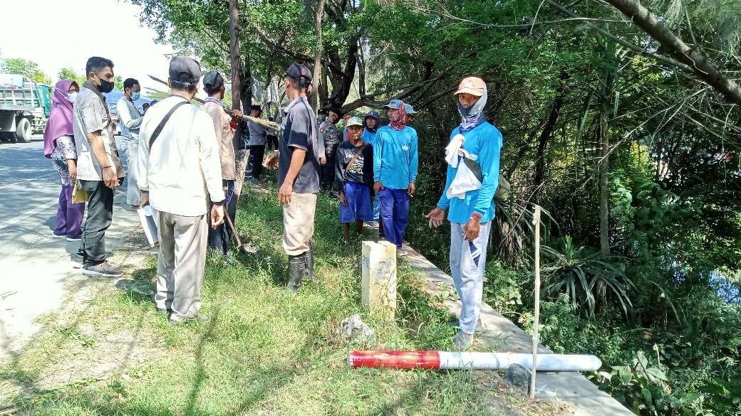 Pihak ahli waris Hj. Sholikah melakukan pengukuran lahan di area wisata Pantai Semilir Tuban, Jawa Timur. (Foto: Khoirul Huda/Ngopibareng.id)