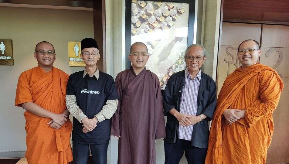 KH Husein Muhammad bersama para tokoh agama, termasuk di antaranya, Romo Mudji Sutrisno dan para biksu.(Foto: Istimewa)