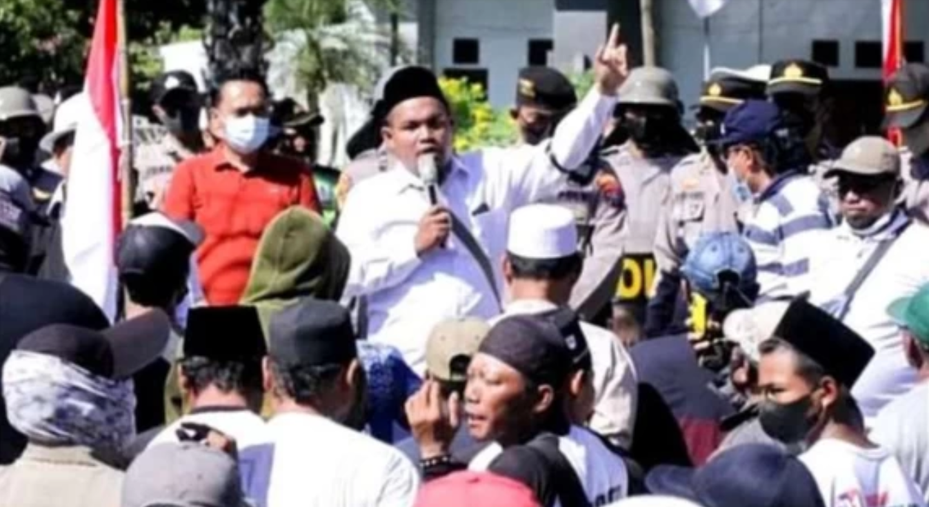 Seratusan petani tebu tergabung dalam APTR PG Asembagus Situbondo menuntut harga tebu naik Rp 70 ribu per kuintal.(Foto: Istimewa)