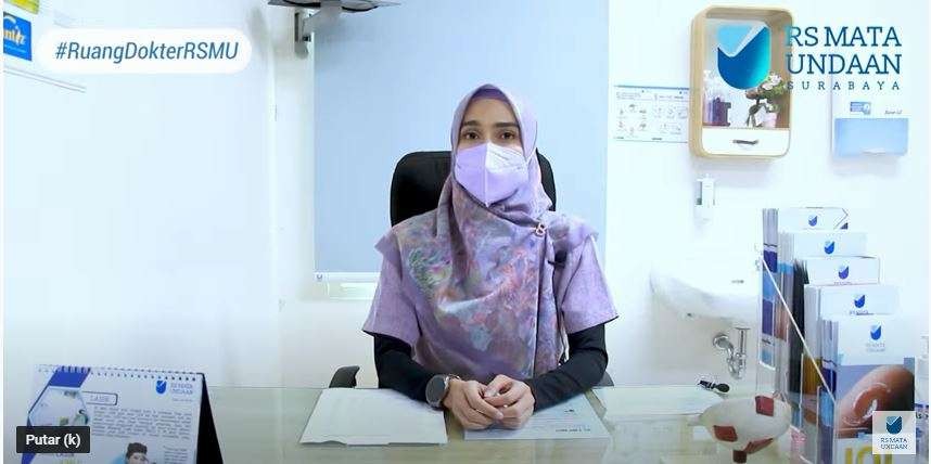 Dokter Astrid Pricilia Syulianti, Sp.M dari Rumah Sakit Mata Undaan saat memberikan penjelasan bebas kaca mata pasca operasi katarak. (Foto: Tangkapan Layar)