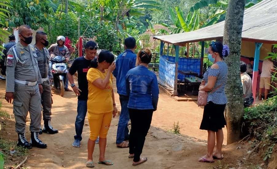 Satpol PP Kabupaten Probolinggo saat mengamankan sejumlah PSK, muncikari, dan pria hidung belang. (Foto: Ikhsan Mahmudi/Ngopibareng.id)