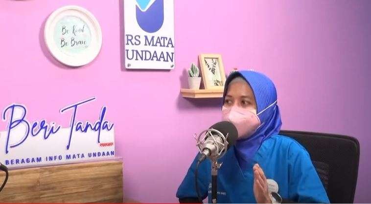 Dini Dharmawidiarini dari Divisi Kornea, Katarak dan Bedah Refraksi Rumah Sakit Mata Undaan saat menjelaskan jenis lensa tanam yang dipakai dalam operasi katarak. (Foto: Tangkapan Layar YouTube Rumah Sakit Mata Undaan)