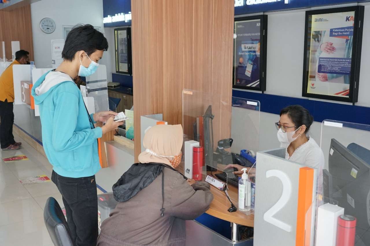 Calon Penumpang KA tengah melakukan pemesanan tiket. (Foto: Ahmad Sampurno/Ngopibareng.id)