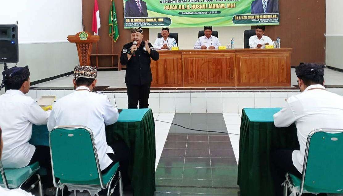 Pembina LRPPN Banyuwangi memberikan materi pencegahan narkoba pada pegawai Kemenag Banyuwangi usai penandatanganan MoU (foto:istimewa)