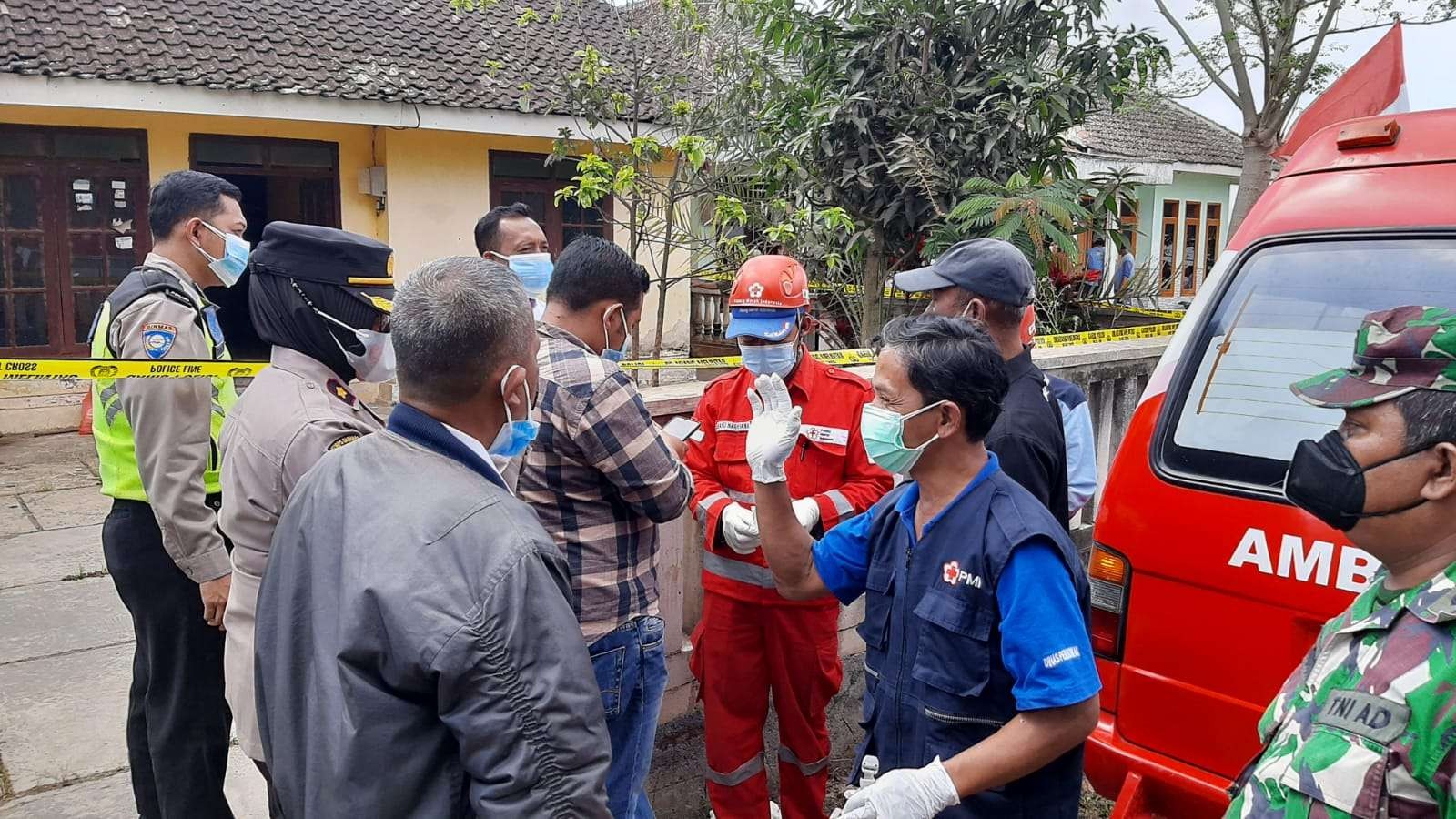 Polisi melakukan olah Tempat Kejadian Perkara (TKP) penemuan mayat perempuan dan kerangka manusia di Desa Gadingkulon, Kecamatan Dau, Kabupaten Malang, Kamis 4 Agustus 2022. (Foto: Lalu Theo Ariawan Hidayat Kabul/Ngopibareng.id)