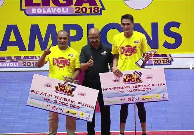 Ibarsjah Djanu (kiri) saat terpilih sebagai pelatih terbaik di Proliga 2018. (Foto: Istimewa)