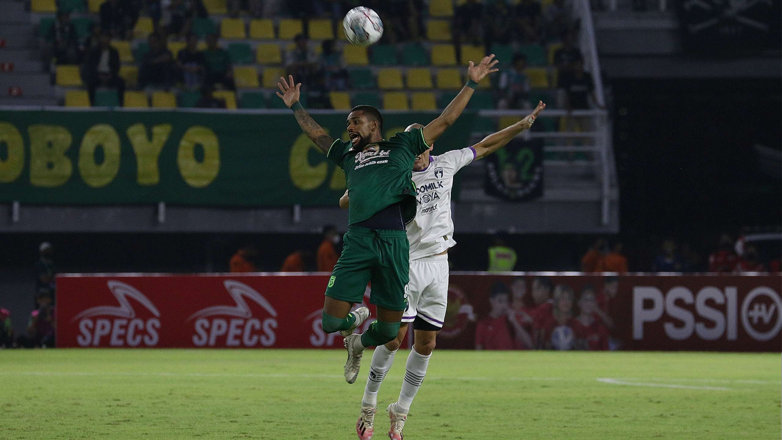 Stiker Persebaya, Silvio Junior, saat melakukan duel udara dalam pertandingan melawan Persita di Stadion Gelora Bung Tomo, Surabaya, Senin 1 Agustus 2022. (Foto: Fariz Yarbo/Ngopibareng.id)