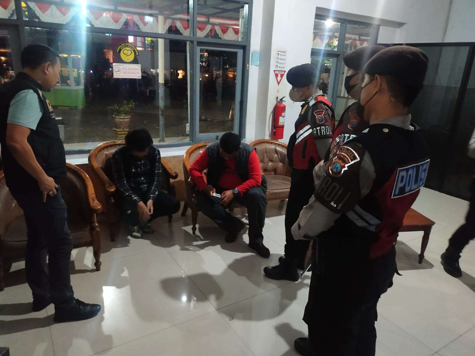 Firman diamankan dan dimintai keterangan anggota Polres Lamongan, usai hadang kereta untuk bunuh diri karena kalah judi. (Foto: Istimewa)