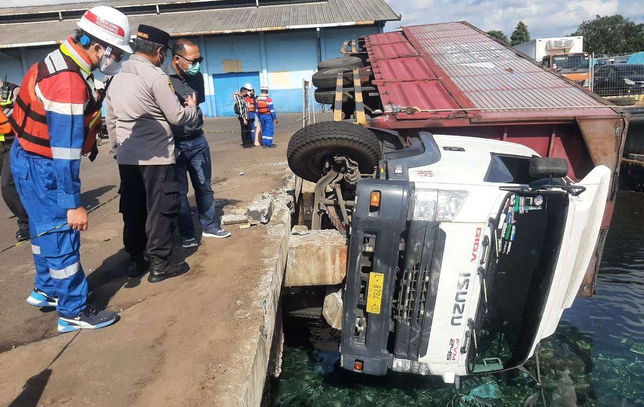 Posisi truk tronton yang tersangkung pipa yang berada di tepian dermaga Pelabuhan Tanjungwangi, Banyuwangi (foto:istimewa)